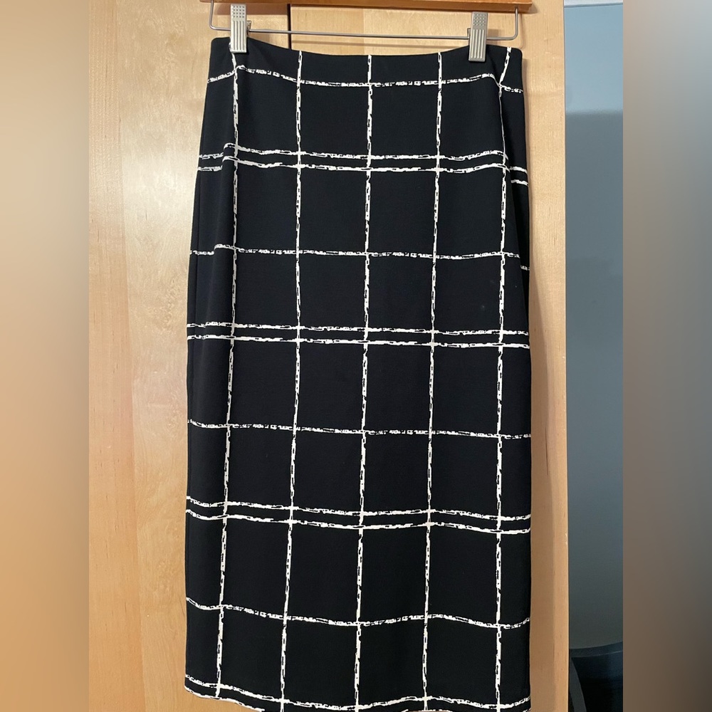 Express Black & Cream Pencil Skirt. Size 2